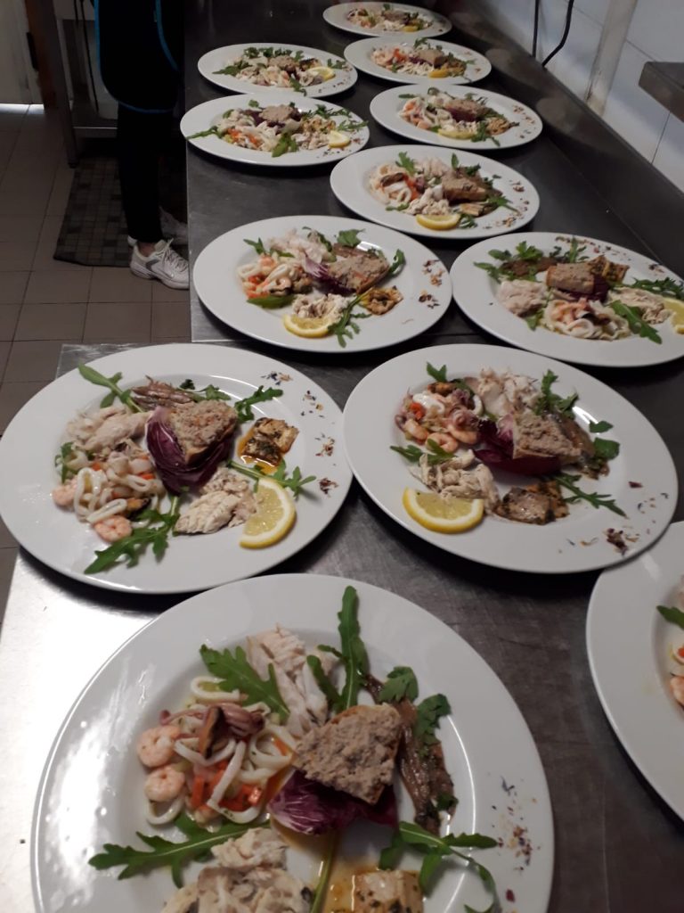 Piatti di antipasti di mare su un tavolo.