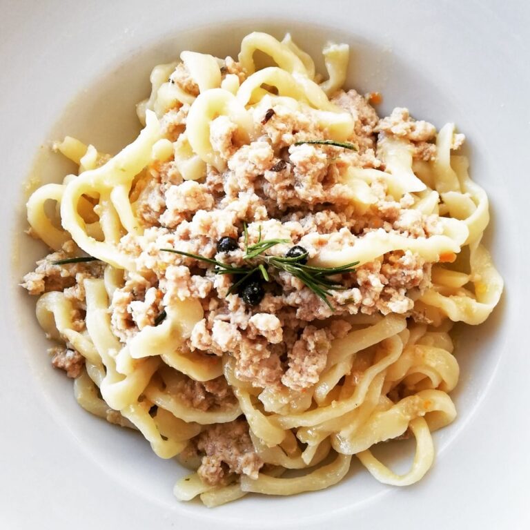 Piatto di pasta con ragù bianco e rosmarino.