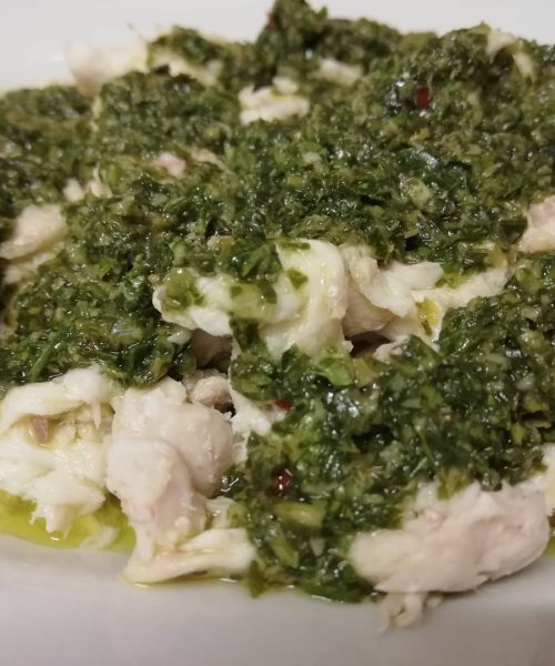 Piatto di pesce con salsa verde.