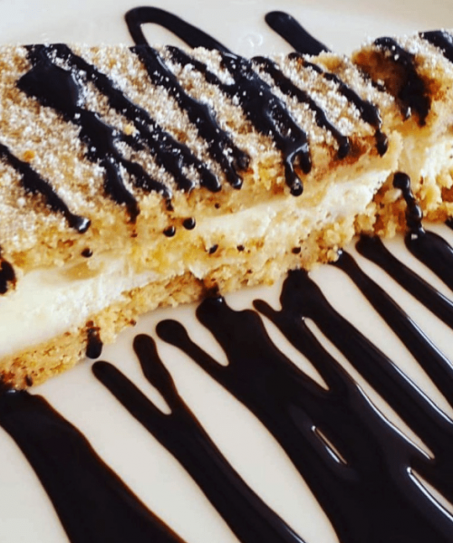 Fetta di torta con glassa al cioccolato.